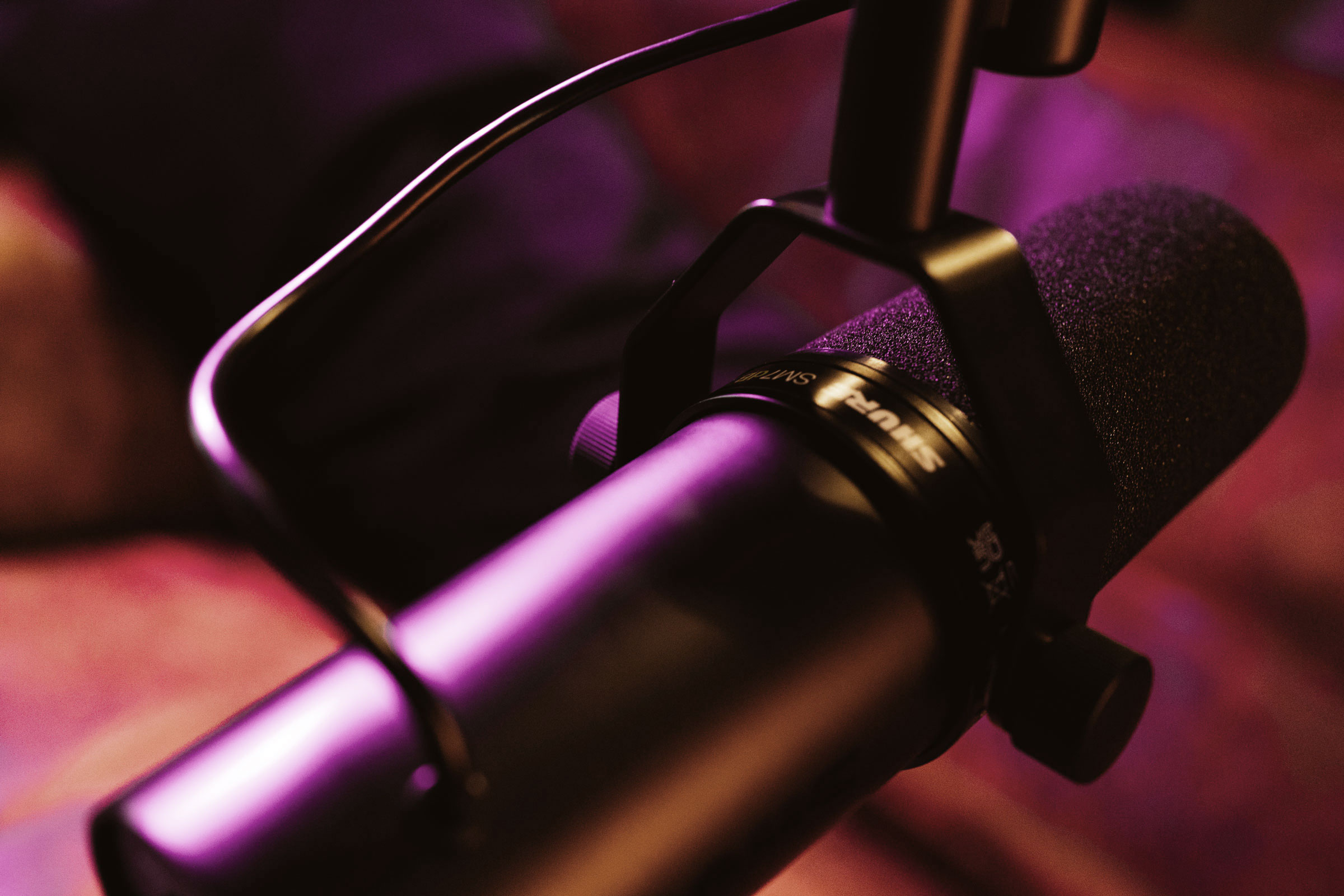 Podcast-Mikrofon Shure SM7B mit farbigem Studiolicht